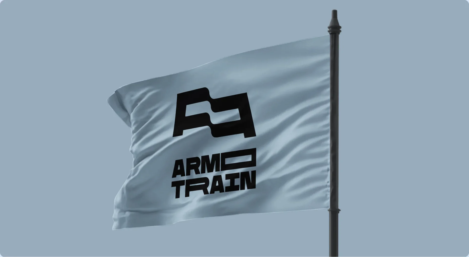 Блакитний прапор з великим логотипом Armotrain на флагштоку — зовнішня реклама виробника металочерепиці — кейс Proekcia