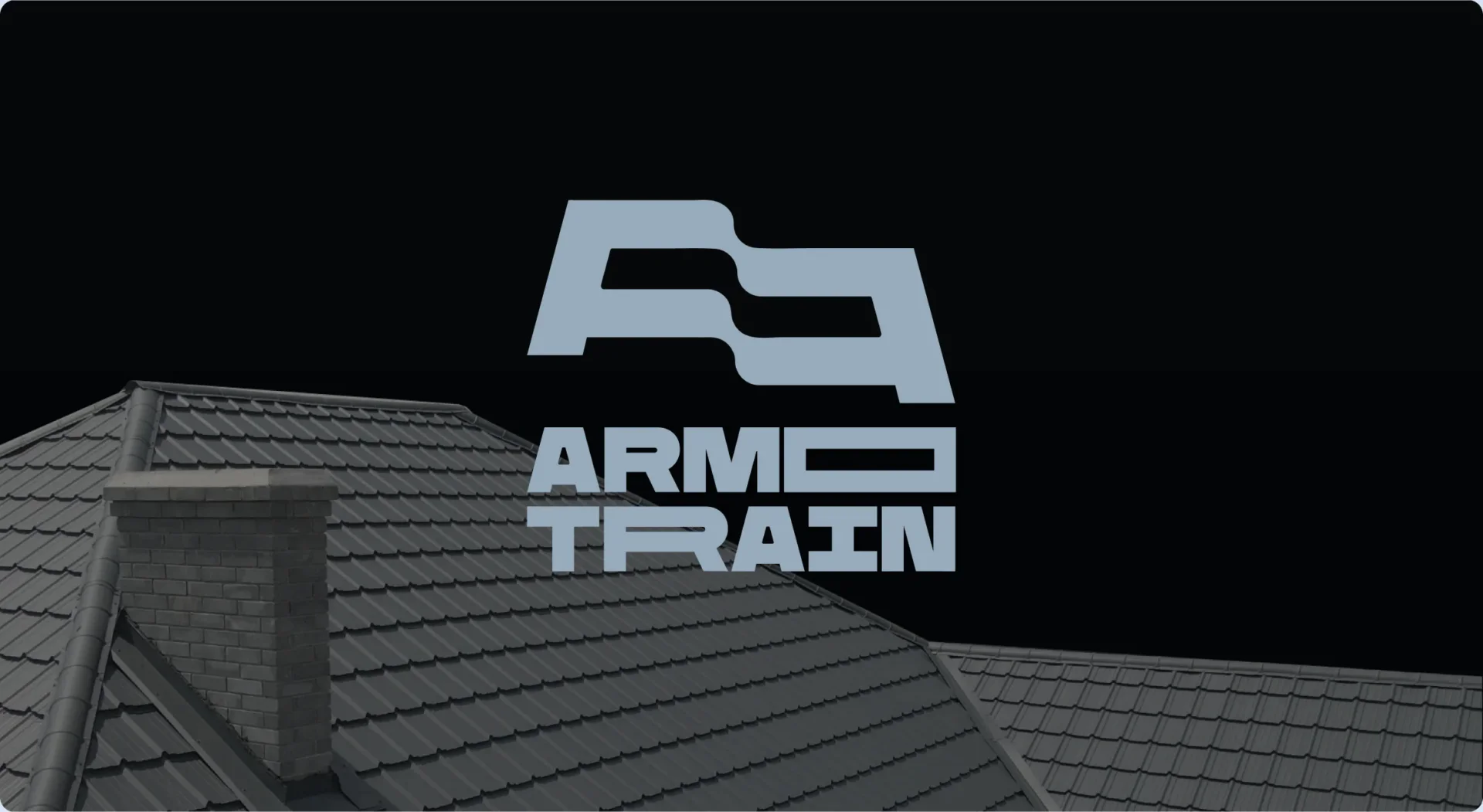 Логотип Armotrain на чорному фоні над покрівлею з металочерепиці — ребрендинг виробника покрівлі, кейс Proekcia