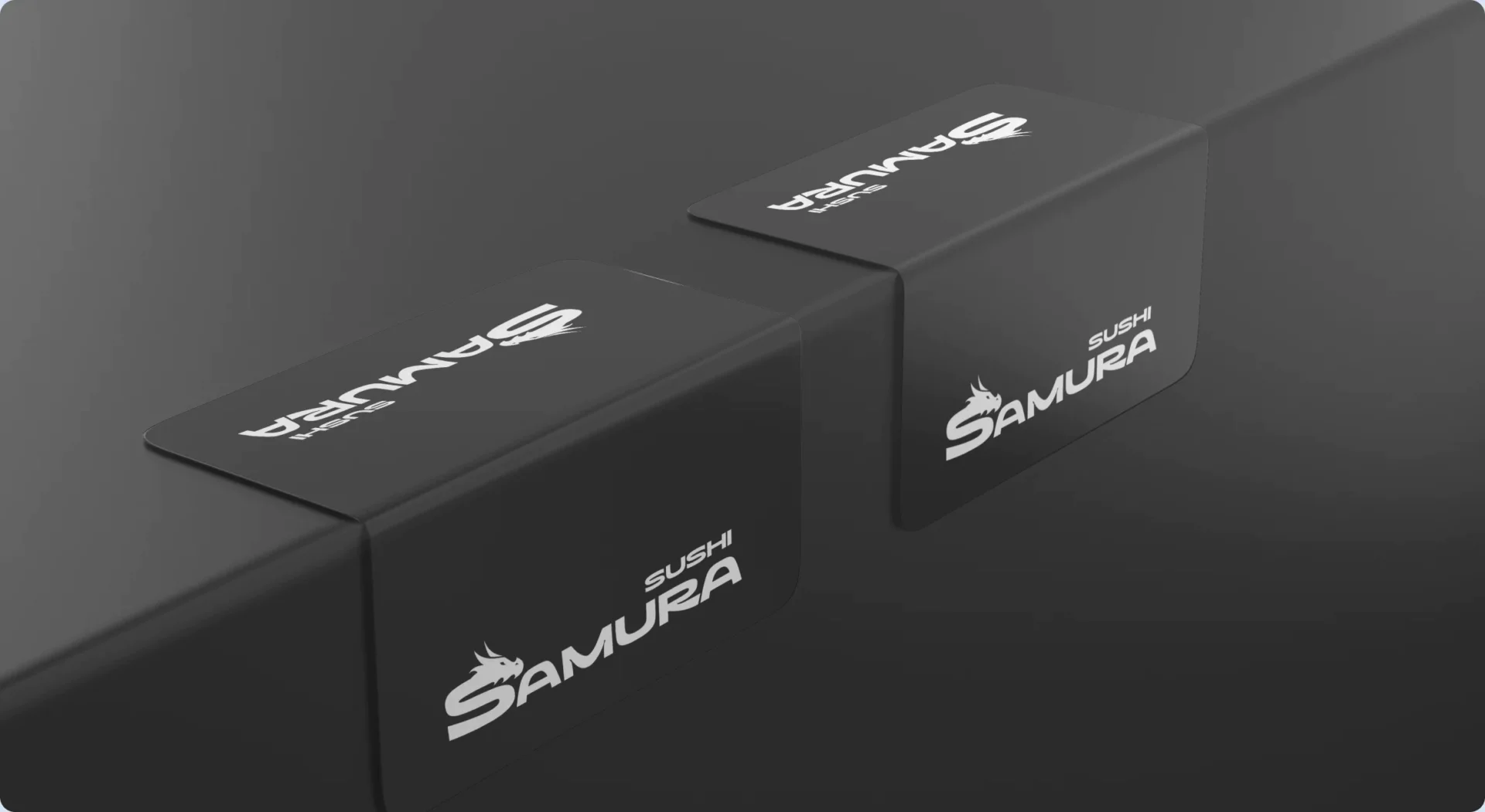 Чорні брендовані наліпки-пломби з логотипом Samura Sushi на упаковці — носії бренду суші-бару